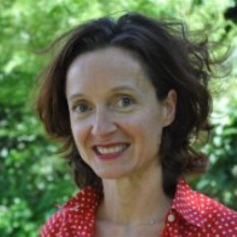 Édouard philippe a pris depuis un poste de maire qui le met beaucoup moins en lumière mais avec tout au moins autant d'argent dans sa poche ! Qui est Edith Chabre, la femme du nouveau Premier Ministre ...