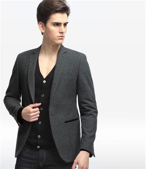 Spécialiste de l'équipement pour la pratique des sports de montagne, millet propose une large gamme de polaires pour homme. Une veste homme été renforce votre allure de gentleman stylé