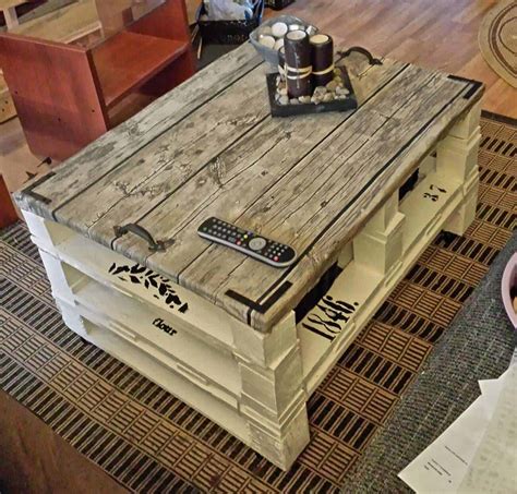 Bring all the comforts to your living room by adding this coffee table in the center that is a lovely pallet wood creation! Pallet Coffee Table • 1001 Pallets