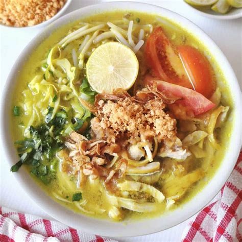 Tidak seperti sup krim, ini adalah sup bening dengan banyak bahan dan bumbu. Resep Soto Ayam Rumahan yang Sederhana dan Enak
