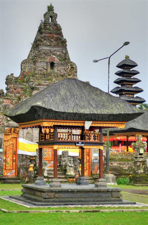 So the ulun danu beratan temple in bali means a temple located on the bank of beratan lake. Pura Ulun Danu Bratan, Hindu Temple On Bratan Lake, Bali ...