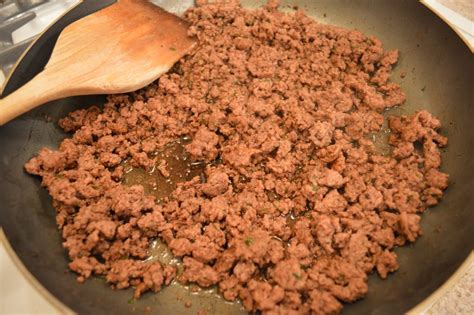 The beef needs to maintain contact with the pan for a little while in order to brown. How to Brown Ground Beef Video | The 'How to Cook' Blog ...