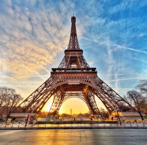 وقد أسس برج ايفل في باريس بمناسبة الذكرى المئة للثورة. برج إيفل في فرنسا... هذه مراحل بناءه | طقس العرب