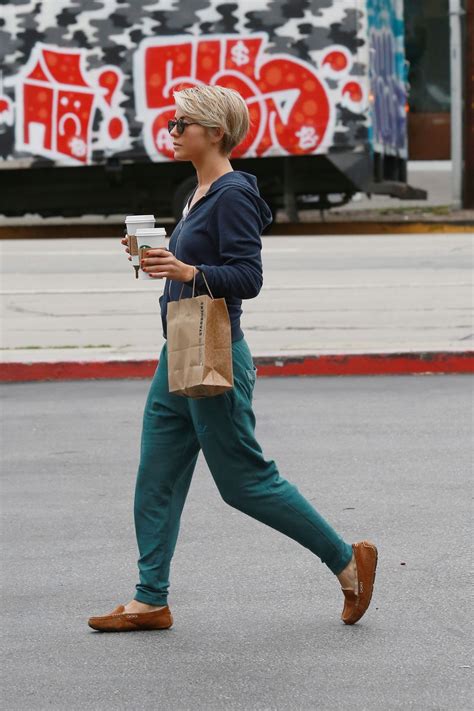 Julianne hough's trendy short hairstyle Julianne Hough Sports New Shorter Hair - February 2014 ...