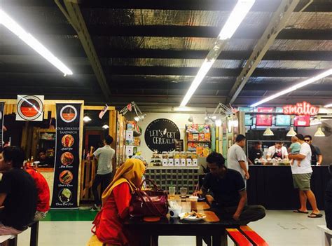 Terdapat juga tempat makan menarik di bazar ini. FOTO Kilang Bateri Di Johor Ditukar Menjadi Sebuah Kafe ...