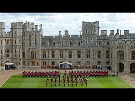 Le château de windsor est une forteresse médiévale dont la construction débute au xi ème siècle le 20 novembre 1992, l'aile sud du château est ravagée par un incendie qui cause de graves dégâts. Le château de Windsor - YouTube