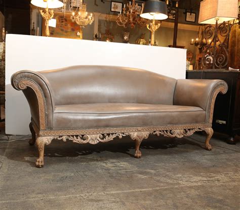 Esta silla consta de un respaldo tallado con elegantes formas y líneas. George II-Style Irish Chippendale Sofa at 1stdibs