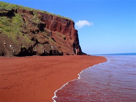 Most Unusual Beaches Around The World Red Sand Beach Rabida Galapagos Spiagge Sabbia Nera