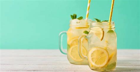 Popularitas infused water sebagai minuman sehat makin meningkat. 10 Manfaat Infused Water Lemon untuk Diet dan Kesehatan