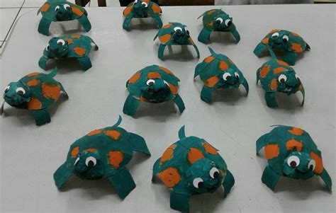 Educação Infantil tartaruga feita de rolo de papel higiênico jornal