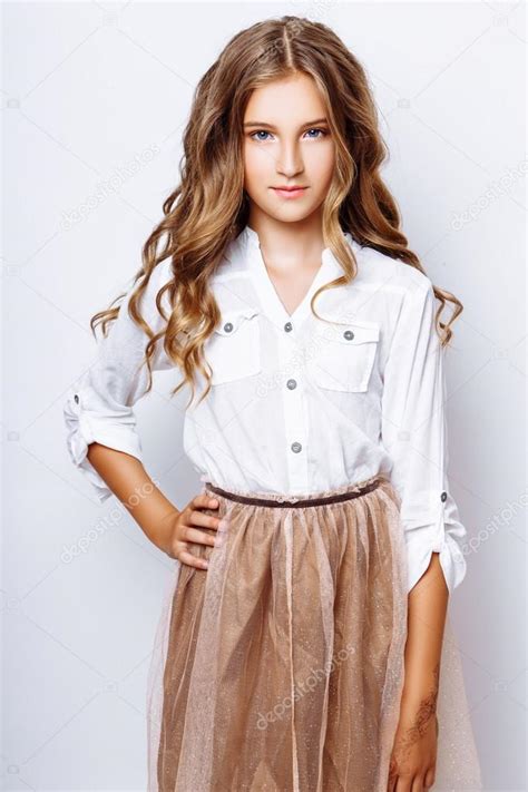 Красивая 13 летняя девочка в студии на белом фоне стоковое фото