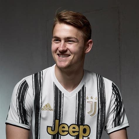Ya sea dominando italia o conquistando europa, la juventus siempre ha confiado en su icónica camiseta en blanco y negro. Camiseta Adidas de la Juventus 2020/2021