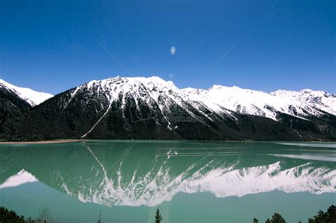 西藏然乌湖雪山倒影高清图片下载 正版图片500445625 摄图网