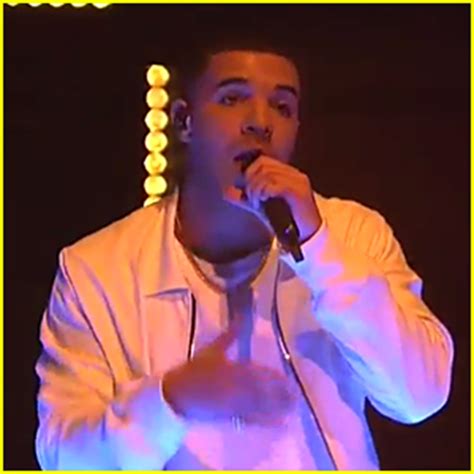 Drake Performs One Dance On Snl Watch Now Drake Saturday Night Live Just Jared