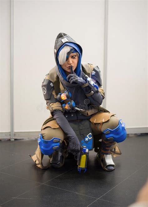 Cosplay En El Personaje Ana Amari Del Videojuego Overwatch Blizzard