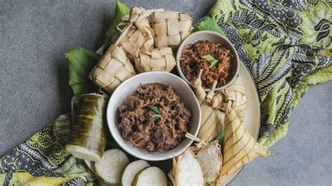 Sayur gurih bersama lontong atau ketupat ini biasanya disajikan lengkap dengan opor ayam dan sambal goreng saat lebaran. Saatnya Meriahkan Hari Raya dengan Menu Spesial Ketupat ...