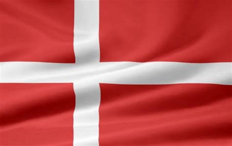 Die dänische flagge ist eine vertikale trikolore und zeigt in der mitte das nationale emblem. Dänische Flagge - Juergen Priewe als Kunstdruck oder ...