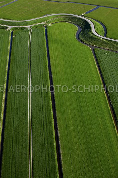 Deze wiel is zo groot dat daar zelfs een dijk omheen gelegd moest worden. luchtfoto | Schagen, Nederland, 16 april 2012.Westfriese ...
