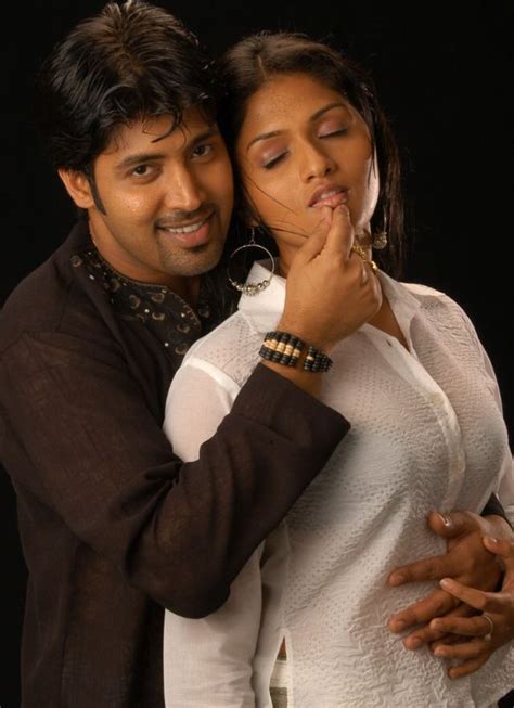 New Hottest Celebrity Gossip Tamil Actress Sunaina Sexy Kissing Pics