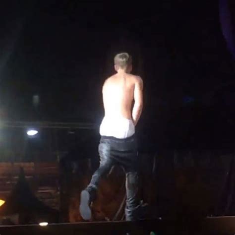 Justin Bieber Abaixa As Calças E Provoca Fãs Em Show