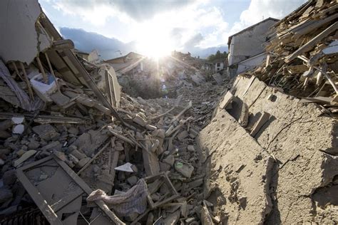 18 Photos Show Scenes Of Devastation From Italys Earthquake