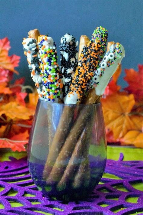 Loaded chocolate covered pretzels tutorial. Chocolate Covered Halloween Pretzels | Recipe | Halloween ...
