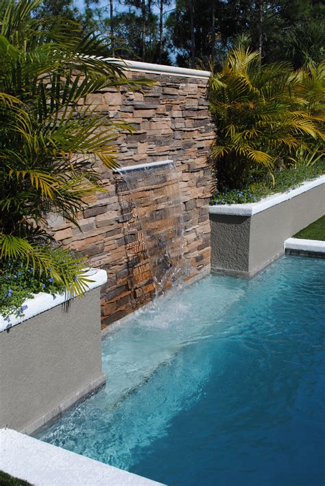 Stone Privacy Wall With Waterfall Into Pool Maison Nouvelles Maisons