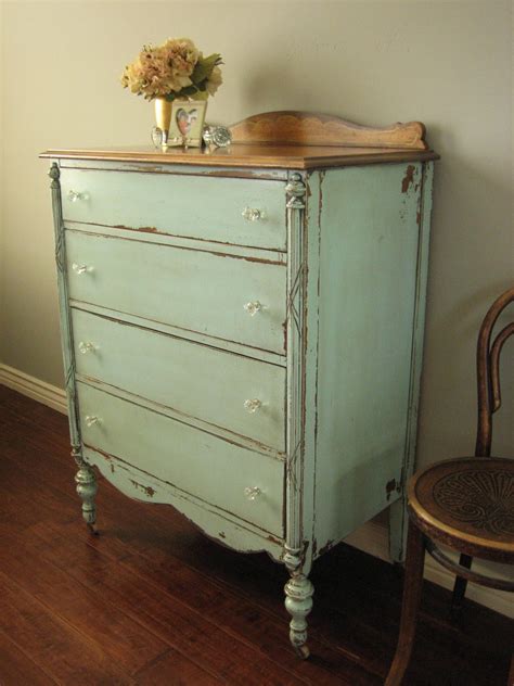Siamo certi che starà bene ovunque. European Paint Finishes: Cottage Green Dresser