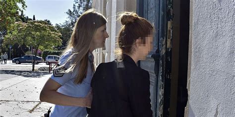 Ο πιλότος αγκάλιασε τη μάνα της καρολάιν και της είπε: Φως στο Τούνελ: Ισόβια στη χήρα του καπετάνιου | ΕΛΛΑΔΑ ...