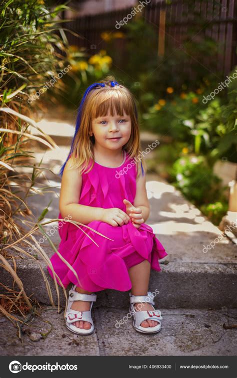 bonita niña usando vestido aire libre verano fotografía de stock © reanas 406933400