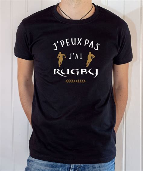 Also there are many phrases that certain idiotic commentators use which really get on my and probably your nerves. T-shirt Humoristique de Rugbyman : J'peux pas J'ai Rugby