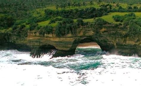 Pantai ini memiliki keunikan tersendiri tak seperti pantai lainnya, pantai karang bolong tidak berpasir. Jam Operasional Pantai Karang Bolong - 7 Wisata Pantai ...