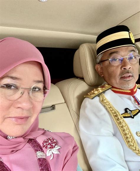 Winda berusaha melepaskan tangan johan alah lamo awak indak bahubuangan diak (sudah lama kita tidak berhubungan dik) kata suaminya. Tidak Kisah Friends Or Haters, Permaisuri Agong Kirim ...