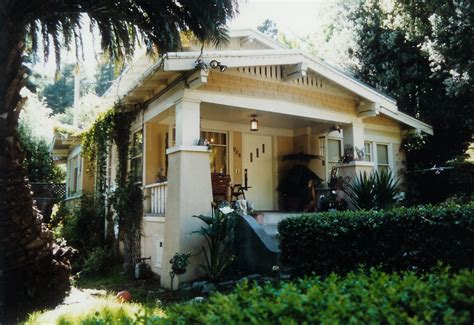 In general, california bungalows tend to be smaller in size, where greene and greene craftsman houses trend towards larger sizes and are sometimes referred to as super bungalows. California bungalow - Wikipedia