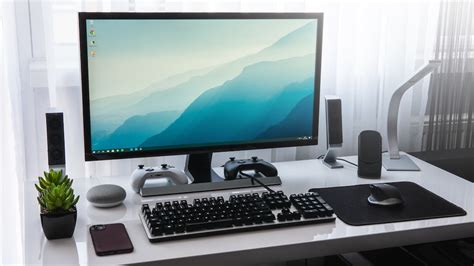 은색 Imac 옆에 있는 검은색 컴퓨터 키보드 사진 Unsplash의 무료 개인용 컴퓨터 이미지