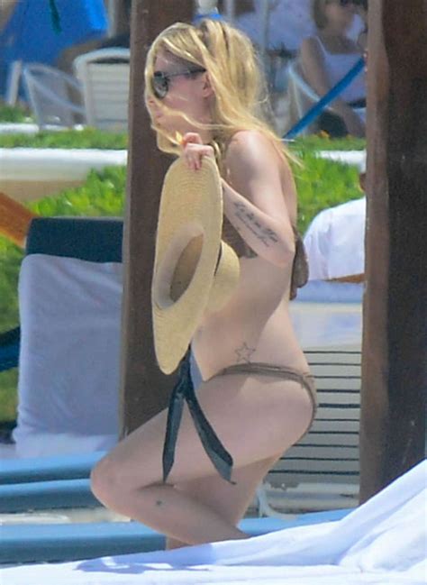 Avril Lavigne Bikini In Mexico 14 Gotceleb