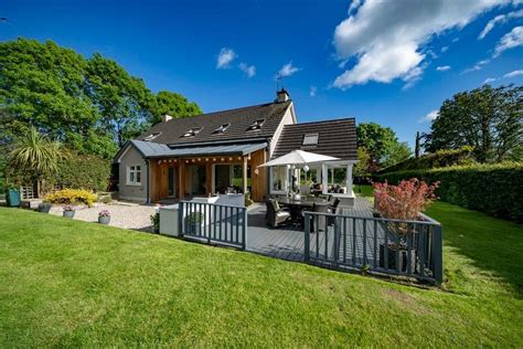 Only 5 miles to west glacier or 11 miles to hungry horse reservoir. 4 bedroom detached house for sale in Kinsale, Cork, Ireland