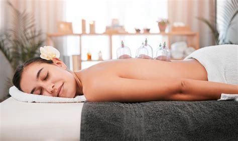 Cupping Therapie Spa En Relax Vrouw In Massage Zen Of Luxe Kamer Voor Holistische Spier Wellness