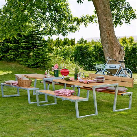 Ein verzinktes stahlfundament mit stabilen, behandelten platten aus lärchenholz bilden einen soliden und wetterfesten picknicktisch. Picknicktisch mit Bänken SIGMA