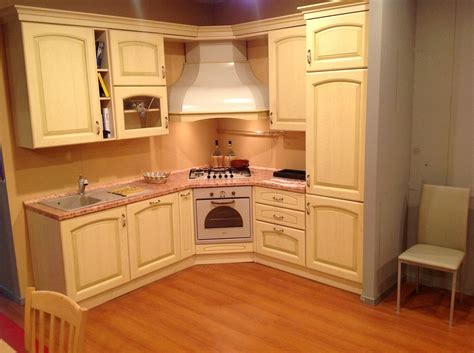 Come disporre i mobili in una cucina ad angolo. cucina classica angolare -50% - Cucine a prezzi scontati