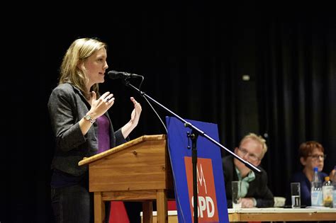 Würden sie eine tine wittler reinlassen, damit die ihnen beim renovieren hilft? Kölner SPD-Europakandidatin Tine Hördum: „Soziales Europa ...