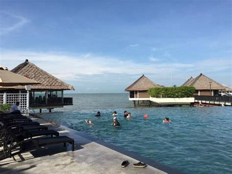 Pengalaman sekeluarga di water chalet hotel tepi pantai antara hotel. Sunset cocktail time - Picture of Avani Sepang Goldcoast ...