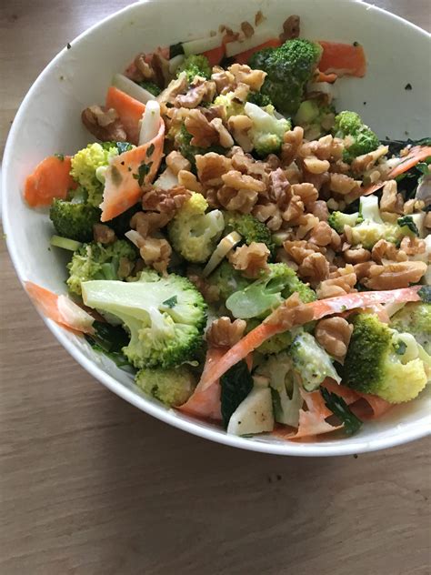 Ein leckerer und gesunder Brokkoli-Salat schnell gemacht