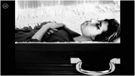 amy winehouse in coffin death pics amy winehouse morgue photos