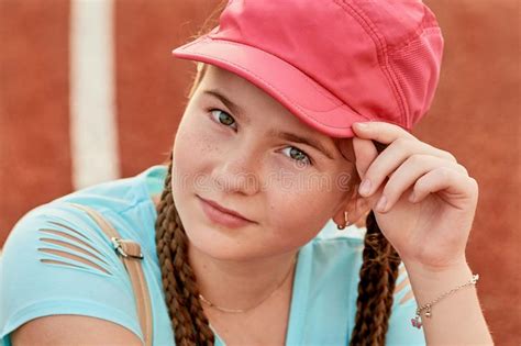 une jeune fille intelligente aime des sports fille sportive dans une casquette de baseball photo