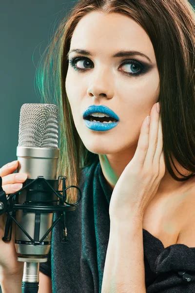Singing Woman With Retro Microphone Vintage Style — Stock Photo