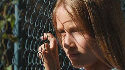 Criança Triste Abandonada Doente Garota Estranha Infeliz Deprimida