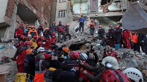 Bei starken erdbeben können tausende von menschen ums leben kommen. Osttürkei: Bislang 29 Tote und fast 1.500 Verletzte bei Erdbeben - ZDFheute