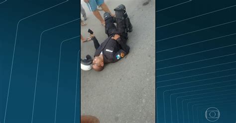 g1 imagens mostram pm atingido por tiros perto de comunidade no rio notícias em rio de janeiro