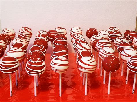 These cute and delicious christmas cake pop/truffles will look perfect on any christmas party table! Ohhthat! by Tin: Cake Pops for Christmas